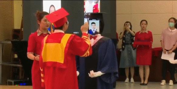 女孩带母亲拨穗何以刷屏网络