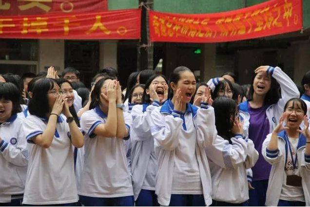 考生查分后激动到趴地，一场关于梦想与现实的瞬间碰撞