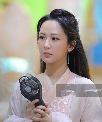 四提白玉兰，杨紫终获最佳女主角，星光不负赶路人