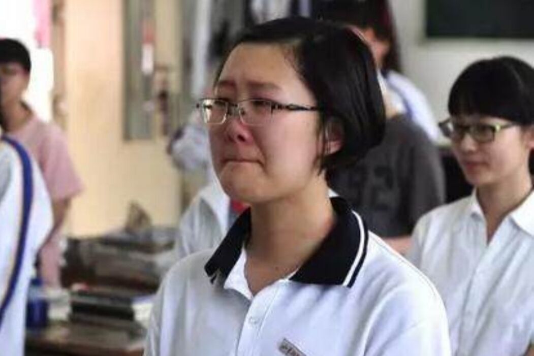 复读两年的艺考生查分后大哭，梦想与坚持的泪水
