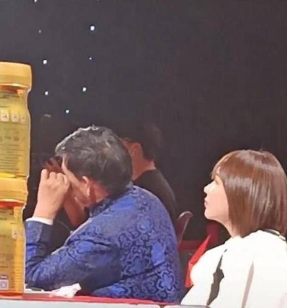 大衣哥现身淘金小镇，化身NPC引热议
