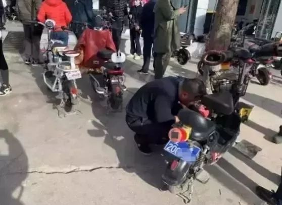 大爷骑无牌电动车上路,车牌竟放车筐里——城市交通小插曲的深思 大爷骑无牌电动车上路,车牌竟放车筐里——城市交通小插曲的深思