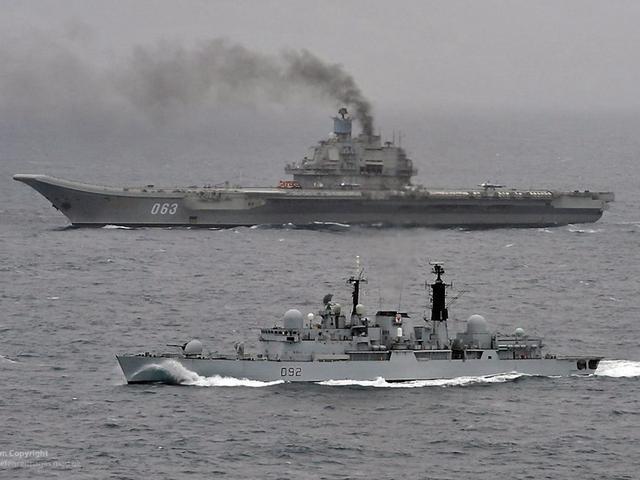 俄军机贴着英国航母扔浮标，一场海上对峙的背后意义