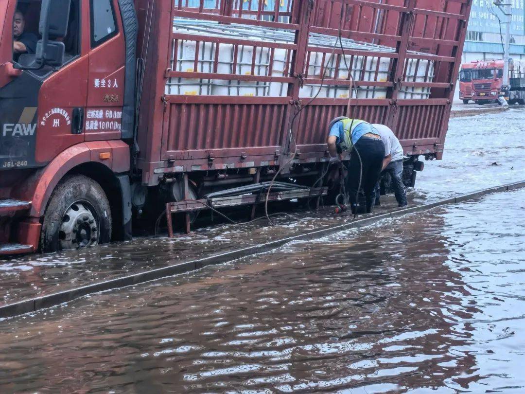两货车司机遇洪水被困近30小时获救，一场与时间赛跑的救援行动